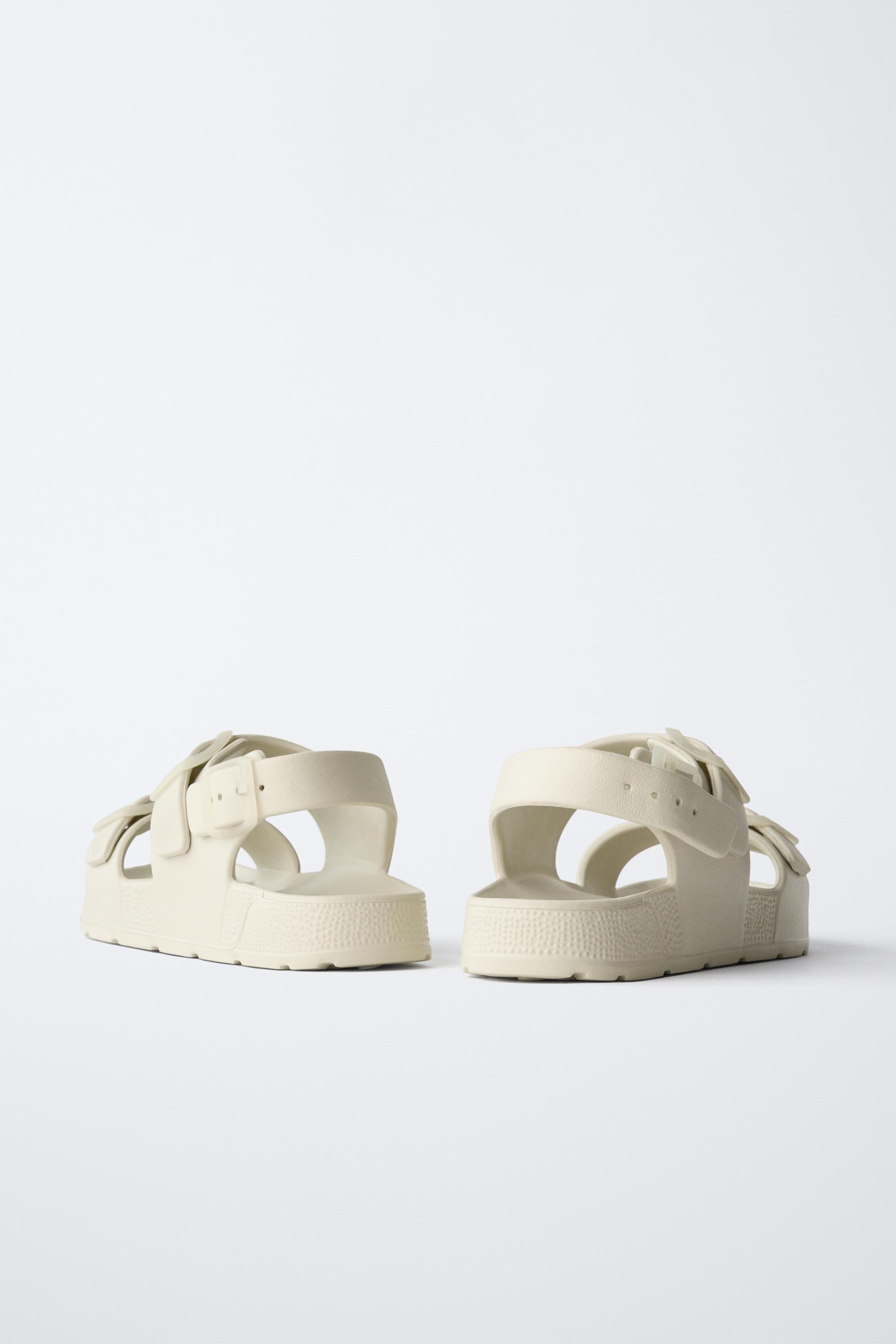 SANDALES CAOUTCHOUTÉES À BOUCLES